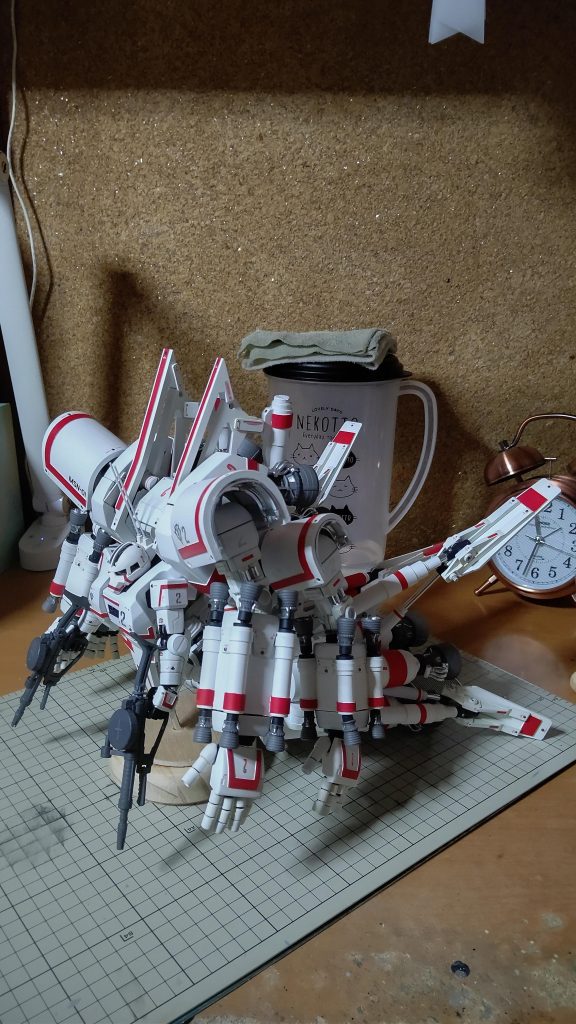 全体はこんな感じです。卯での取り付け基部はPGザクのストックから使ってます。本当は腕(大)の前腕を肩をスイングさせたかったのですが、時間がなくてできませんでした。ここが一番心残りです。ともあれ、完成後に自分のXで投稿したら、インプレッション、いいね、共に自己最高でした。反響は大きかったのでびっくりしています。作っている時はいやいやでしたが、こうして評価してもらえたり、いい！と思ってくれる方々がいると、本当。作ってよかったと思います。見てくれているんだな…と、実感した次第です。素人ですので、「あら？」が目立って、お見苦しいところもありますが、皆さんに暖かく見守ってもらえて、わたしは幸せだな、と思いました。次への励みになりますし、何より、もっといいものを見せてみたい気持ちがモチベーションに繋がります。本当、Xでは応援して頂き、ありがとうございました。昨年から入会した仙臺模型道の皆様からも褒めてもらえて、作ったかいがありました。応援してくれた方々に、この場をかりてですが、感謝の気持ちを述べたいと思います。応援してくれてありがとうございました( ﾉ^ω^)ﾉ。