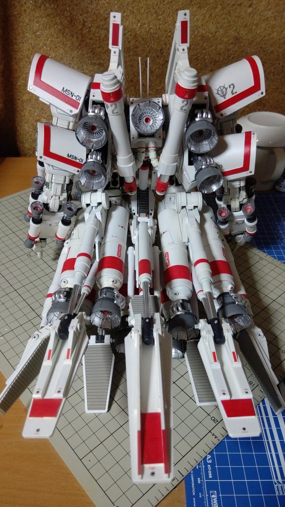 後ろその2です。バーニアの嵐になっております。これはオークションで個人販売員しているからから購入しました。今回は王冠の宝石のように惜しげなく使ってしまいました。推進力は相当あると思います。腕のバーニアも、同じ方から購入したものです。惜しげなく使わせて頂きました(ﾟДﾟ)!!