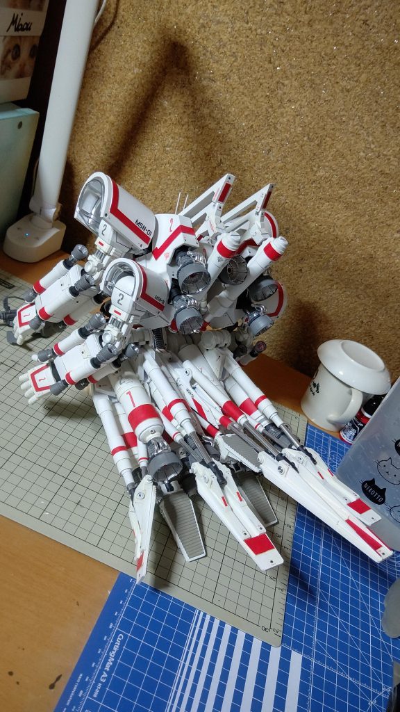 後ろです。コンテストの大きさが対策に、設定にはない股関節と膝関節を可動にしました。飛行形態にすると大きさは規定以内に収まります。脚を伸ばせば思いっきりサイズオーバーです。ランディングギアを誇張して、脚の間にある補助脚も、ほぼスタビライザーにして、オリジナリティーを出しました。ランディングギアも可動しますので、しっかり立つこともできます。…ただ、完成後、まだ立たせたことはありません。コンテストが終わって回収してから試してみます(-