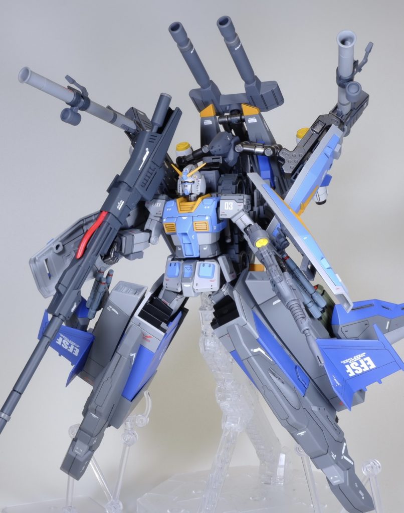 ハイパー・バズーカメガ粒子砲大型ミサイルシールドショルダーキャノン背面のAパーツに付属している装備になります。コトブキヤのキットの接続パーツでザブアームを作成し、バズーカやシールドをマウントしています！