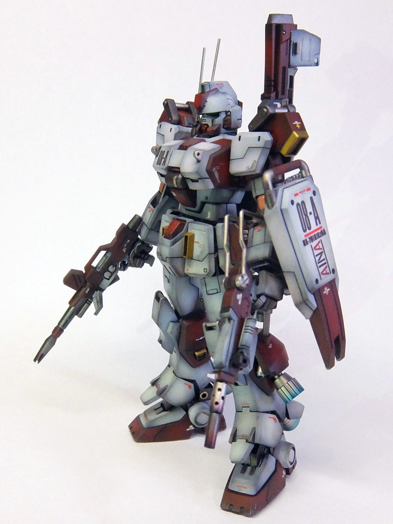 Zの時代より前で、高機動ザクみたいに足にスラスターとか装甲に納めきれてなかった過渡期感でいこう！ 「あーここ納まりきれへん、外パイプで繋ぐしかないか～」みたいなゴテゴテ感で。 ん？ 足ゴテゴテさせたら上半身が寂しい・・・。 で、胸装甲削ったり肩をMk-2っぽくプラ板工作。