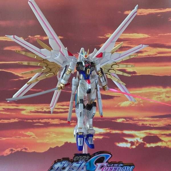 完成作品投稿の方は考えていることがあり、RGウイングガンダムの次に並べたい作品が決まっているので、製作中で失礼します……HGCE 1/144 マイティーストライクフリーダムガンダム[リミテッドクリア]“僕は自分の手で、正月の過ごし方を選ぶ！”年末にパーツ切り出しと最低限の加工、塗装まで済ませたクリアマイフリを組み立てました！旧年末はバタバタして正月らしい画像も用意出来なかったので、突貫でそれっぽく撮影しました。正式な撮影と記事投稿はまた後日。では最後に。“あけまして、おめでとうございます！本年もよろしくお願いします！”（7枚目）