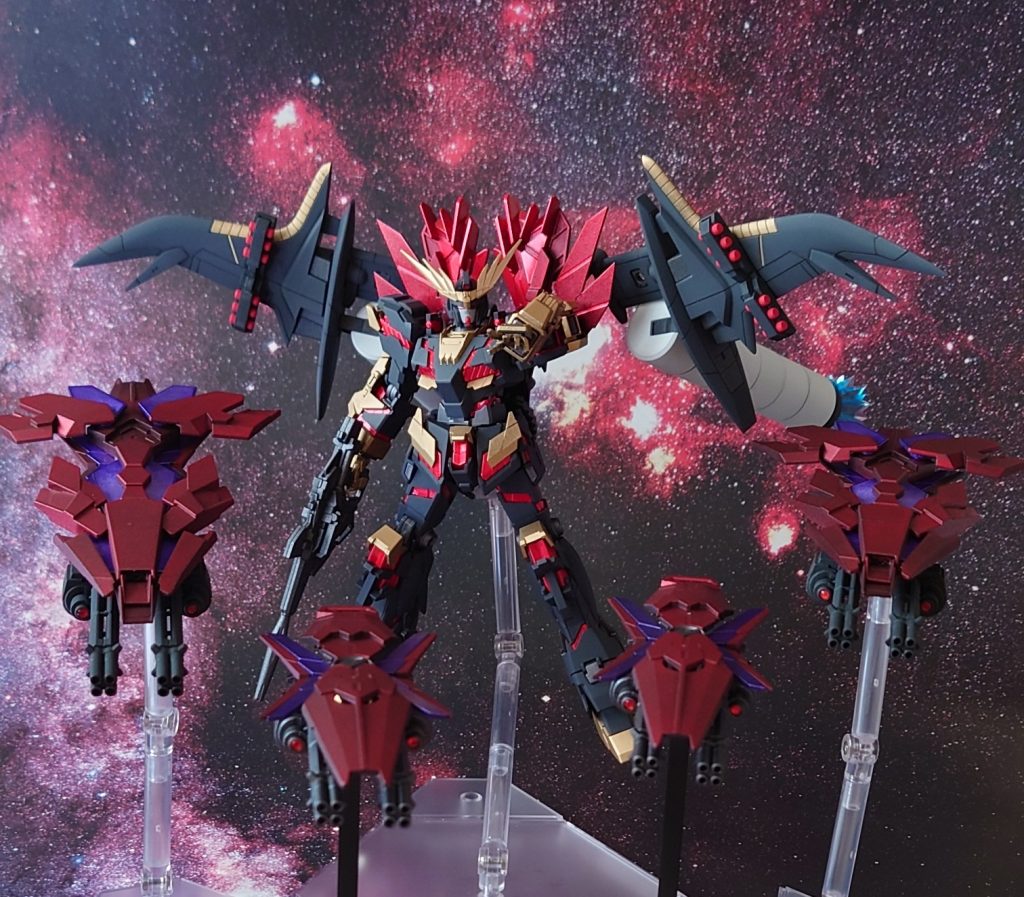 “シールドワン、シールドツーは防御を優先。DEワン、DEツーは左右から廻り込め”シールドファンネルはプログラム式で制御し、負担を軽減する。