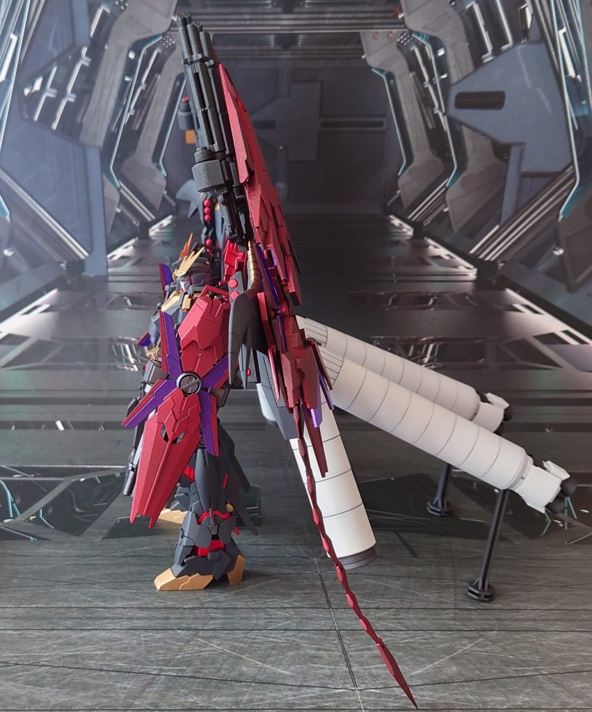 フル装備で横からのアングル。フルアーマー・ユニコーンガンダムのプロペラントタンクに元々ある、補助脚取り付けのギミックを使用して重量を支えます。■塗装レシピバックパック黒:黒サフ→メタリックブラック→つや消しバックパック赤:黒サフ→グレーサフ→メタリックレッド→光沢バックパックグレー:黒サフ→グレーサフ→ガンメタル→つや消しウイング黒∶黒サフ→ファントムグレー→つや消し金∶黒サフ→ゴールド→つや消し赤:黒サフ→メタリックレッド→つや消し紫:黒サフ→メタリックパープル→つや消し白:グレーサフ→キャラクターホワイト→つや消し武器類グレー∶黒サフ→ブライトガンメタル→つや消し武器類濃グレー:黒サフ→MSグレー連邦系→つや消しミサイル・グレネード弾頭赤:グレーサフ→MSレッド→つや消しジョイント類∶黒サフ噴射炎エフェクト:光沢センサー類∶市販のレンズパーツと市販シール素材を併用墨入れ・部分塗装∶ガンダムマーカー各種