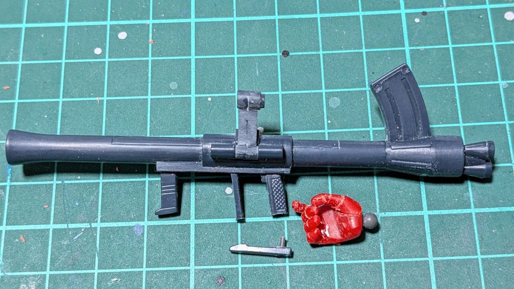 手首は平手を改造しました。普通のバズーカが無かったのでＪ型の物を改造しました。