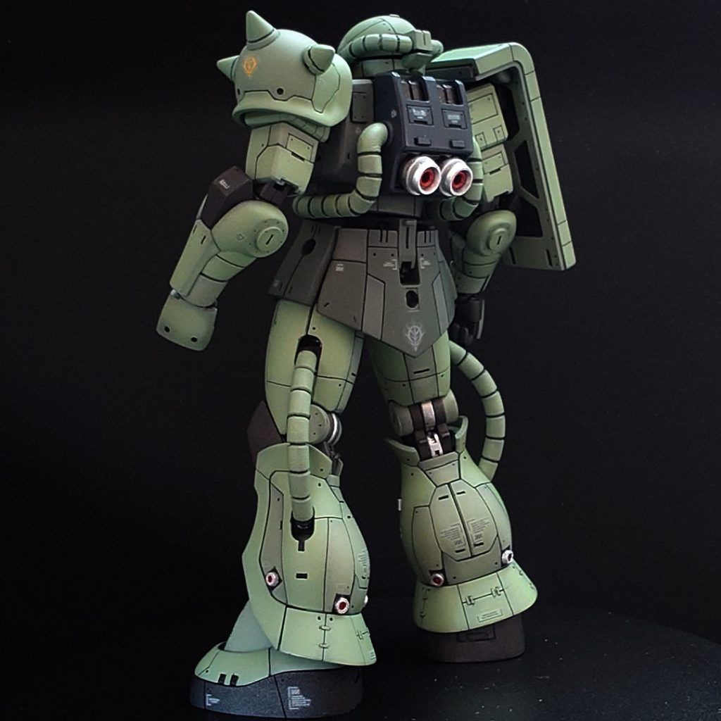 まずは後ろ立ち姿。ふくらはぎのパネルラインがメンドウクサイ...wもともと合わせ目で段落ち縦筋1本なので、上下部分はのこぎりやエナメル溶剤で切り取り、切り取った左右の部品を合体して再利用。ランドセルのスラスターは適当な余剰パーツを貼り付けてボリュームアップ。 