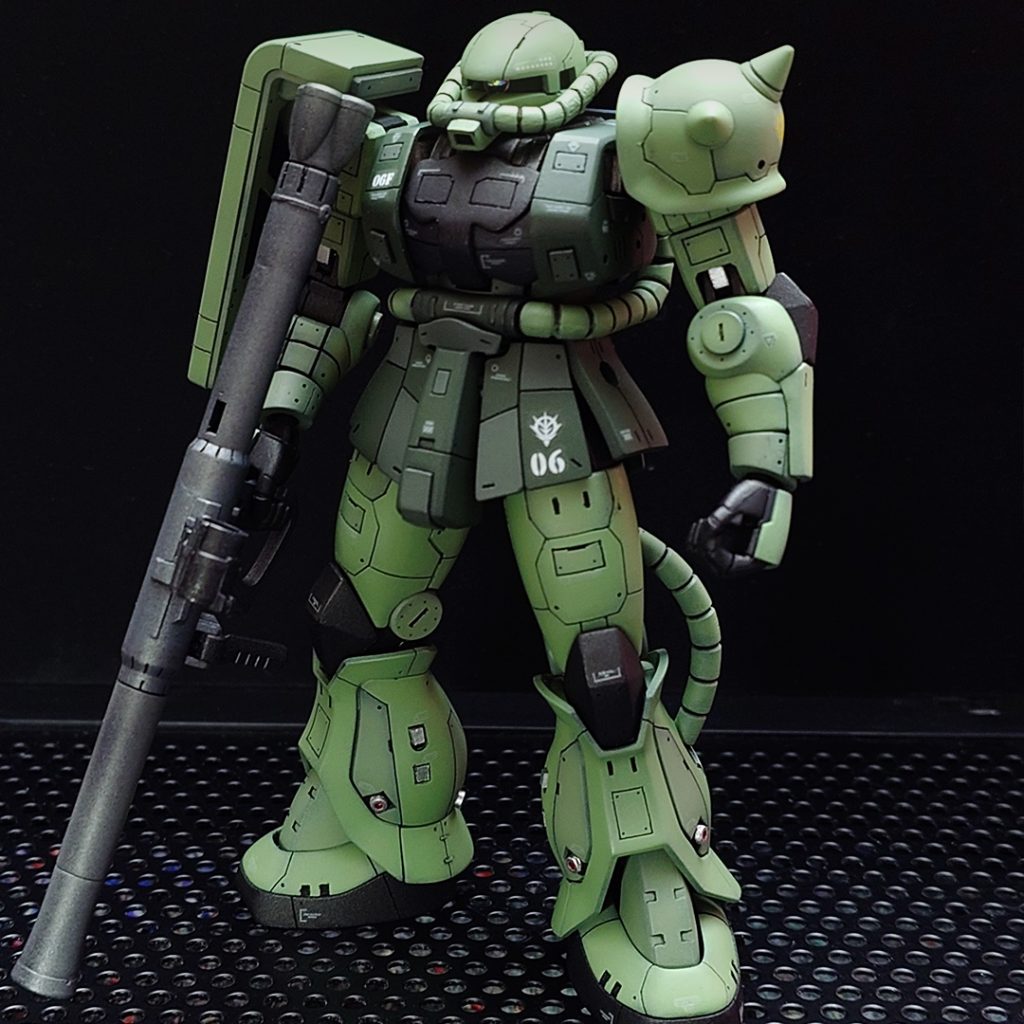 バズーカ持ちの図すじぼり、プラ板貼り付けやモノアイの改造などなど。 