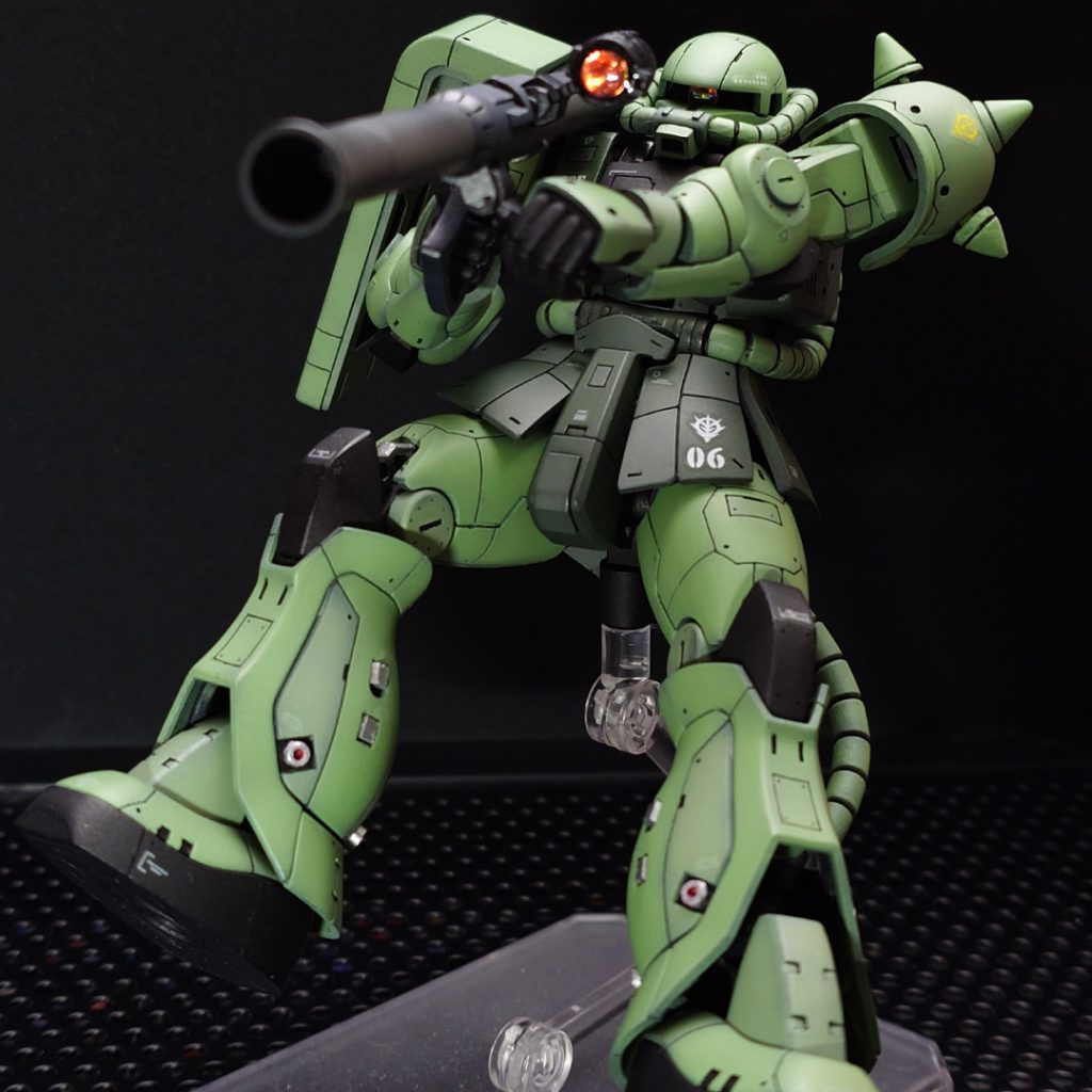 バズーカ持ちの図 その3肩関節の可動が広くて良く動くので両手持ちポーズもできますね。 