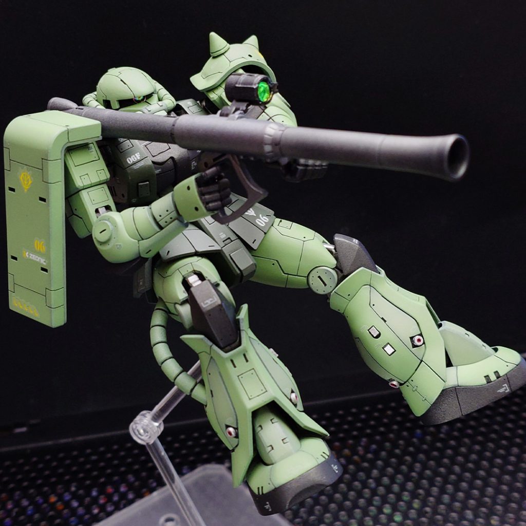 バズーカ持ちの図 その2スコープはキラキラシールを貼ってレジンを垂らしてレンズっぽくしてみました。向きによってレンズの色が変わります。  