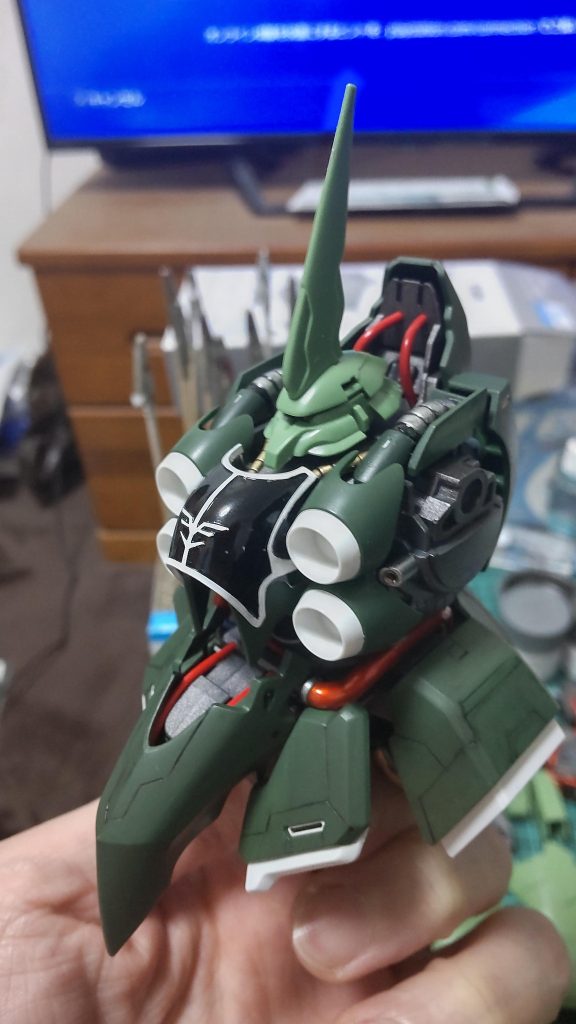 首もとが寂しかったので穴開けて100均のイヤホンのコードぶっ刺しました。改造する腕も頭もないのでこれが限界です笑