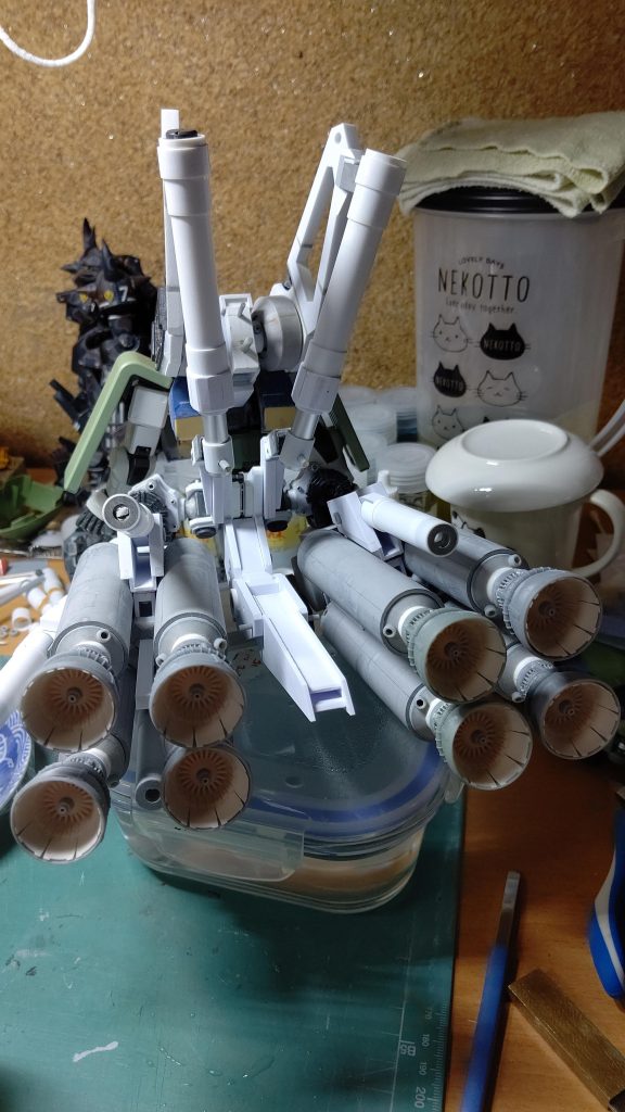 10月頃です。脚がだいたい決まりました。脚の間にあった補助脚をどうすればいいか迷ってましたが、設定にとらわれずに思いっきり伸ばすことにしました。ランディングギアに入る所ですね(ﾟДﾟ;)。