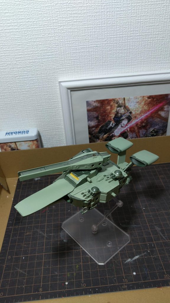 2番艦 プロキオントライアングル艦隊 攻撃艦『旗艦護衛、拠点強襲·制圧が主な役割、試作型·艦体ドッキングシステムを搭載しており、3艦連結もしくは2艦連結が可能。艦上部に搭載された試作型ハイパーメガ粒子砲は大出力長距離攻撃が可能。他には艦首部は改良されて簡易カタパルトに変更、コムサイは艦橋部(下部)に搭載されている。(この角度で見えませんがあります。)特徴的な上下逆転した形は試作型ハイパーメガ粒子砲搭載と艦連結合体のためによるもの。』 余談ですが、『いつものムサイと違う形にしたいな。』···と思い、この形になりました。