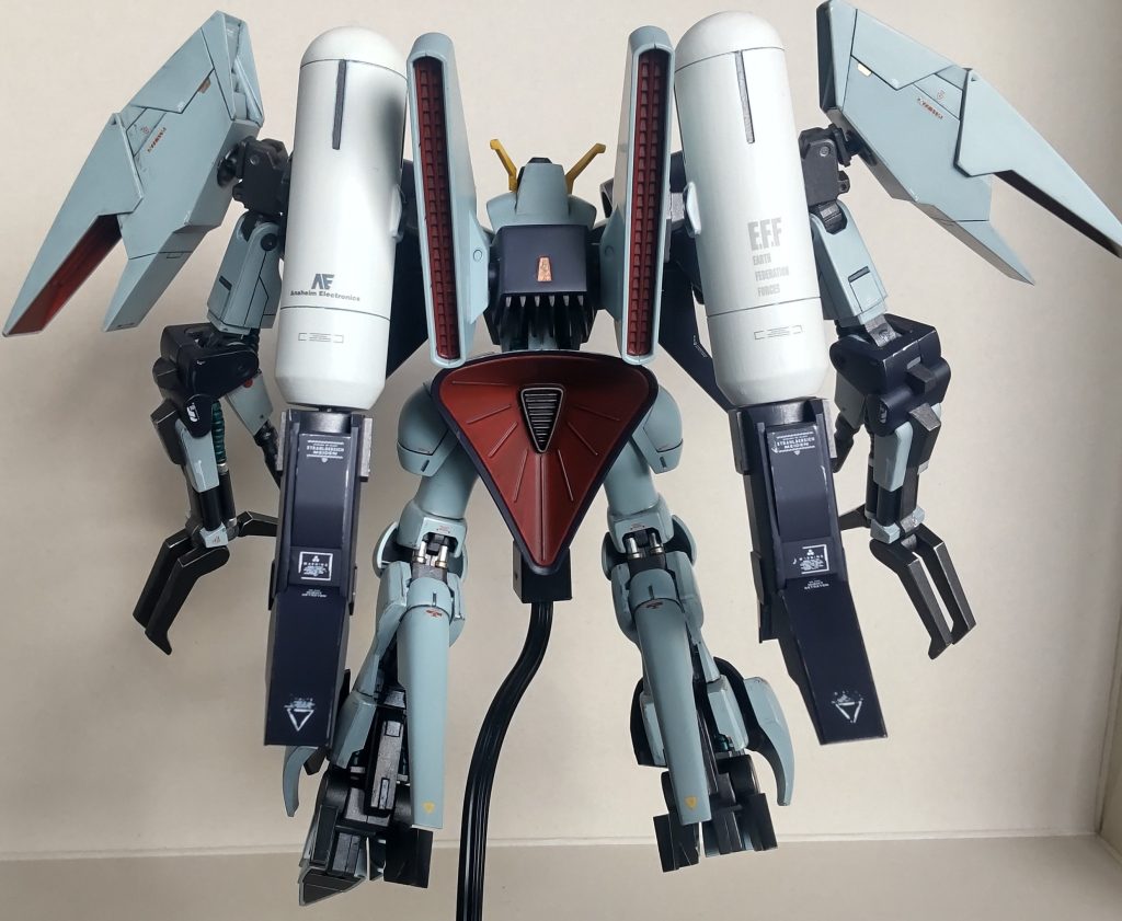 他の機体はベースジャバー等のSFSで飛んでるのにプロペラントタンク直結スラスターの力業で飛行する唯一無二の機体。