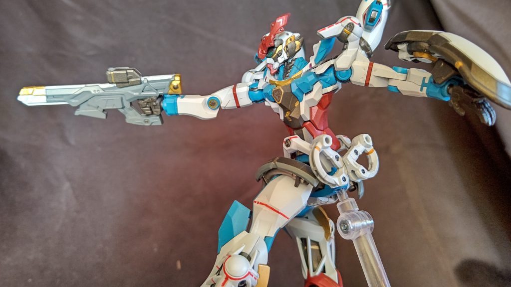 面がカッチリ出てて山下さんのデザインのシャープさが余す事なく出て立体で触れてよりそのヒロイックさと「 ガンダム」て記号の相性の良さを感じて、全塗装しててもクリアランスが計算されてて動かしやすいのでブンドドが捗りますね。素晴らしいキットです。