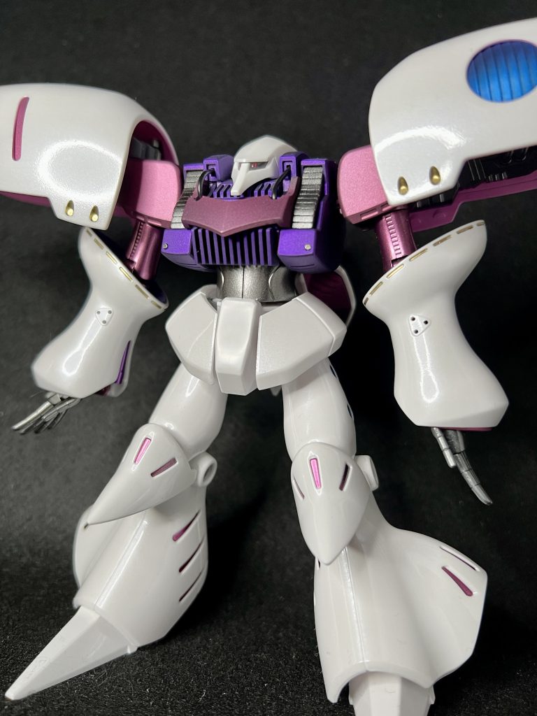 白い部分はクリアシルバーの上からクリアコートを吹いています。胴体などの部分はキャンディ塗装後につや消しを吹きましたがマット感が少し強すぎた感もあります。 膝関節のモールド部分にメタルパーツ付けてみたんですけど映ってないですねコレ。他にもパイプ部分をリード線に変えたり(紛失したので)胴体の丸モールドにもメタルパーツを付けてみたりしてます。