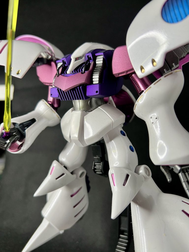 実は胴体のメタルパーツが取れちゃったんですよね、悲しみ。腕部分のスミ入れや肩バインダーの根元の部分塗装をゴールドにしてみたらゴージャスな感じになってコレはコレでヨシ。キレイ目な塗装での製作が続いているので次回は汚し塗装でやってみようかな。