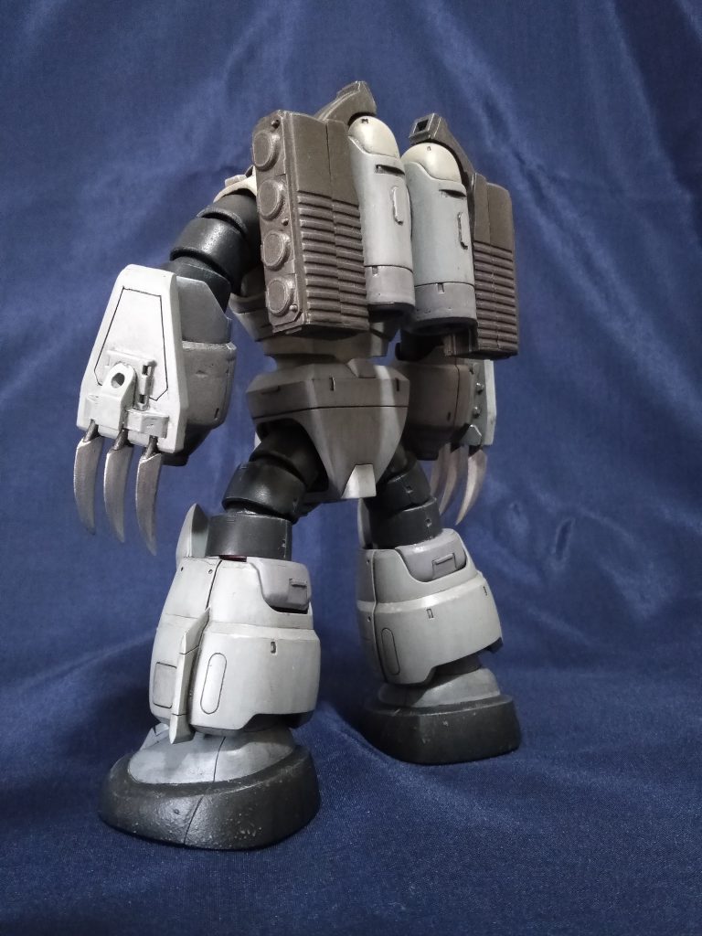 バックパックには魚雷や機雷、ミサイルなど選択式マルチ武装コンテナを増設、機体バランスが変わったため脚部に航行用姿勢制御フィンを追加している