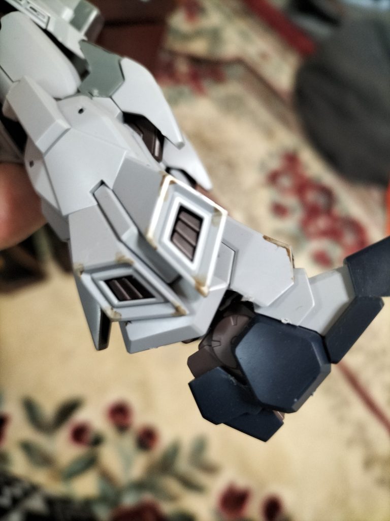 ウェザリングやり始めた頃です。ウェザリングはガンプラ初心者🔰レベルのボクには、なかなか難しいです😓最後までご観覧して頂き、誠にありがとうございます!😀