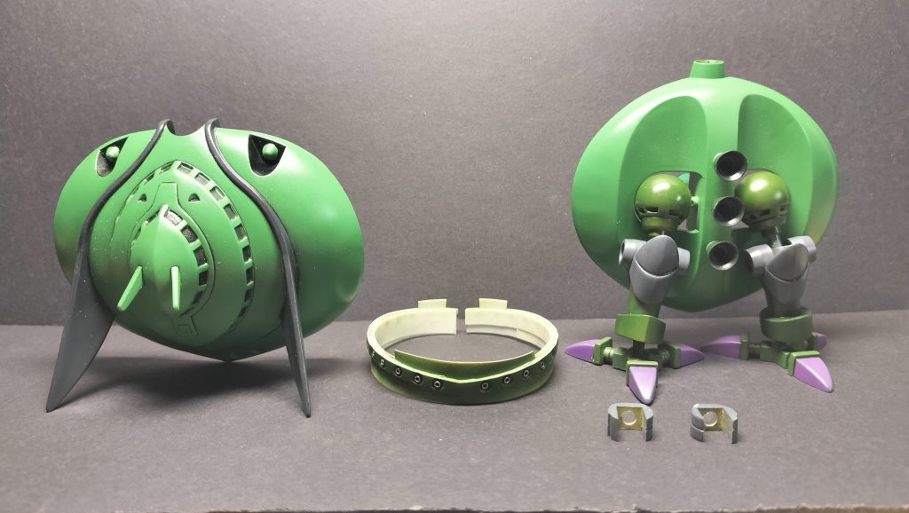 アンテナや羽飾りの合わせ目は溶きパテで上手く消せました腹部ビーム砲はガラスビーズで再現バーニア薄く削ってます自作関節カバー挟んで脚部延長