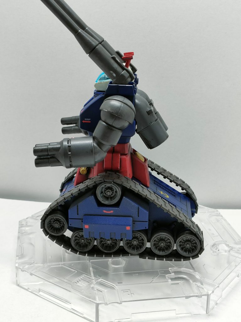 サイドショット。キャタピラ以外のグレー部分は、ミスターホビーの水生、グレーバイオレットを仕様しました。ホント筆塗りって難しい。下地に水生缶のグレーサフを仕様しましたが…吹きすぎて垂れるし、色のノリも悪いし…いやぁ何でも経験ですね!!