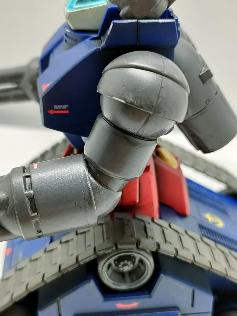 分かりにくいですが、肩、腕の合わせ目は段落ちモールド化してます。ファンテックの0.4ミリを仕様。ネットで調べて実施してみたら意外と簡単でした!!やってみて、良かった〜🤩次から活かせそう!!