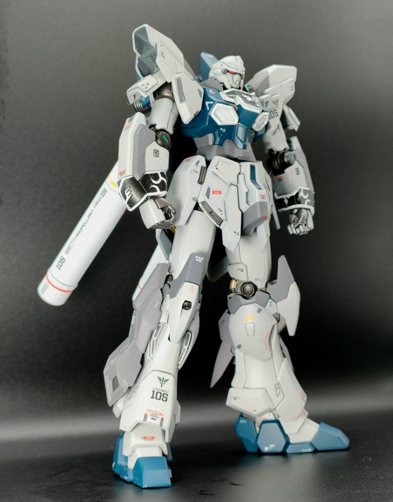 この世代のMSは大きいですね。ひとつ前に作ったガンダムマーク2と、頭一つと半分違いました。