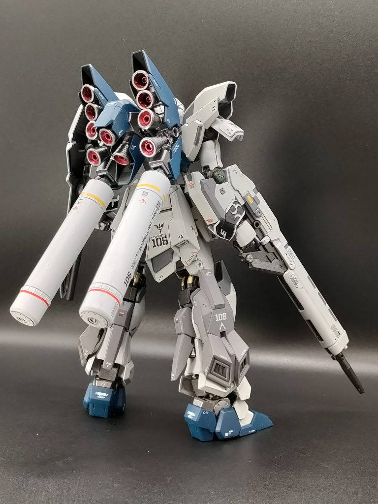 ランドセルのバーニア周りが寂しかったので、バーニアを追加。プロペラントタンクも細かったのでRGサザビーから移植。