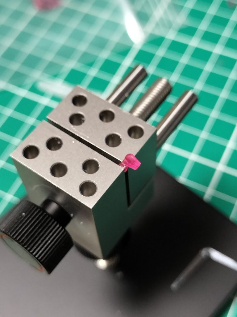 眉間の隙間に差し込めるように色々カット。