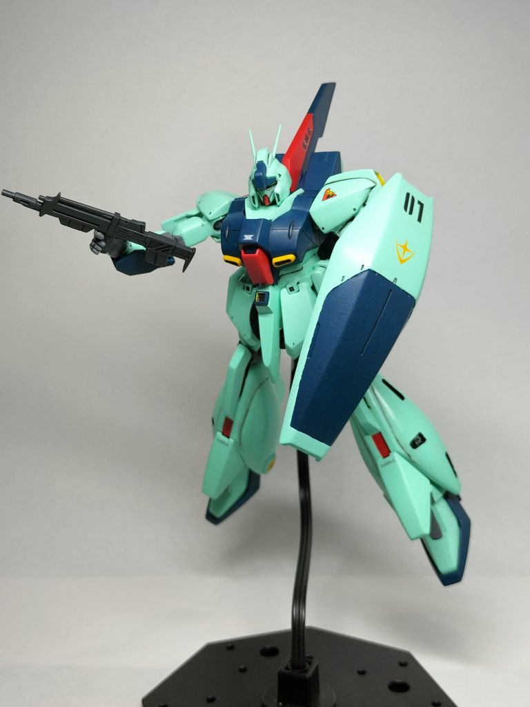 頑張ってポージング。可動はイマイチですがプロポーションはめっちゃ好み(gundam-kao3)この頃の旧キット大好きです。