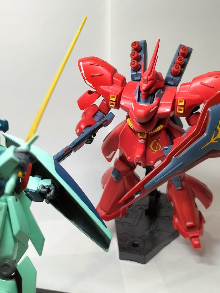 昔作った同シリーズのサザビーと一緒に。色々言われるキットで少し改修しましたがこちらの造形もめっちゃカッコイイです(gundam-kao6)