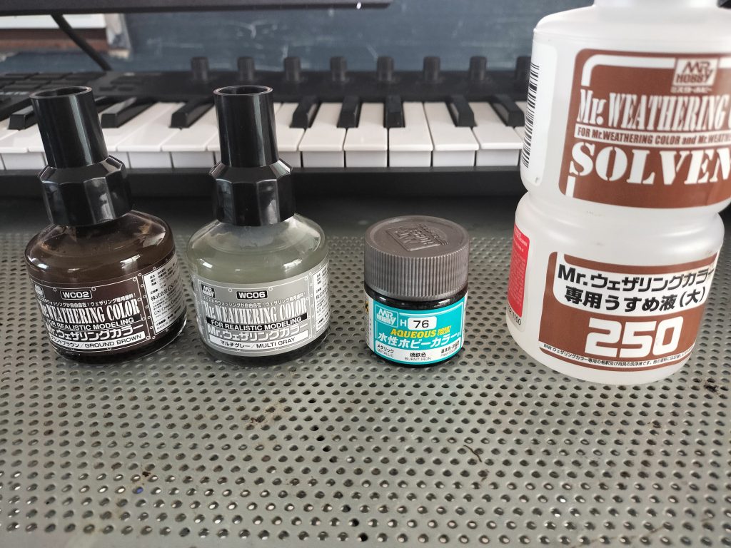 MR.HOBBYから販売されているものを使用しました。チッピングはMR.HOBBYの焼鉄色