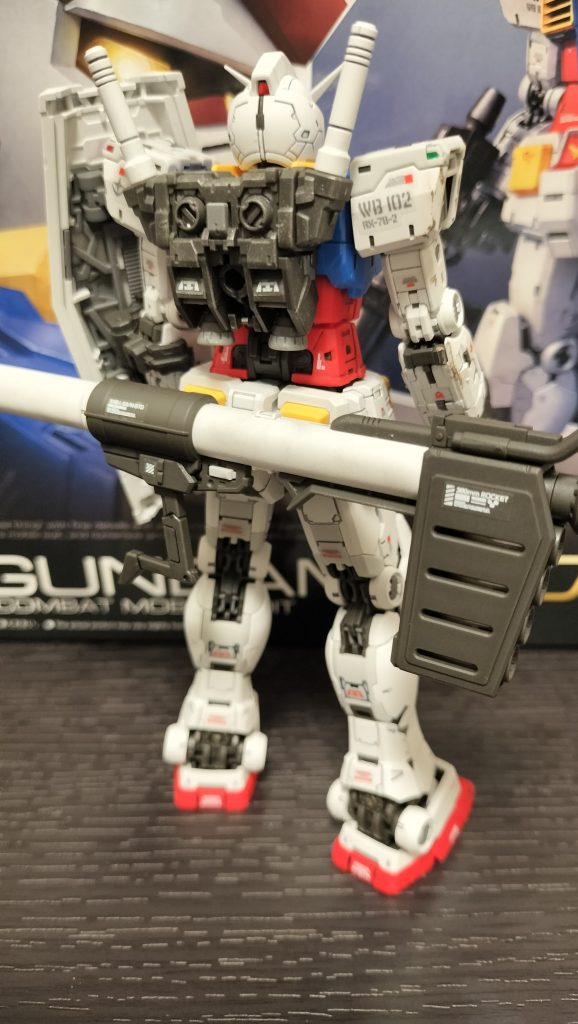 シールドの裏面にスミ入れするのを忘れていました😅