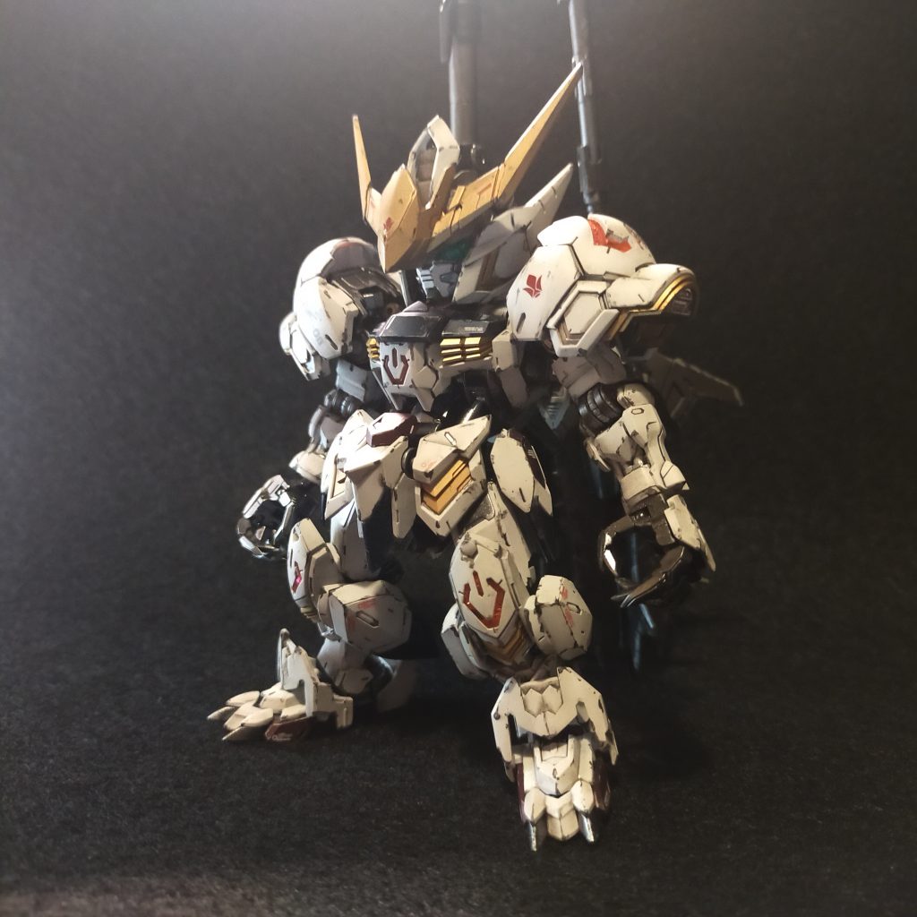 元々の白と銀と金とクリアのパーツは成型色で、青はプリズムブルーブラック、赤はパールローズディープレッド、黄は赤金、内部フレームはスターブライトアイアンで塗装しています。