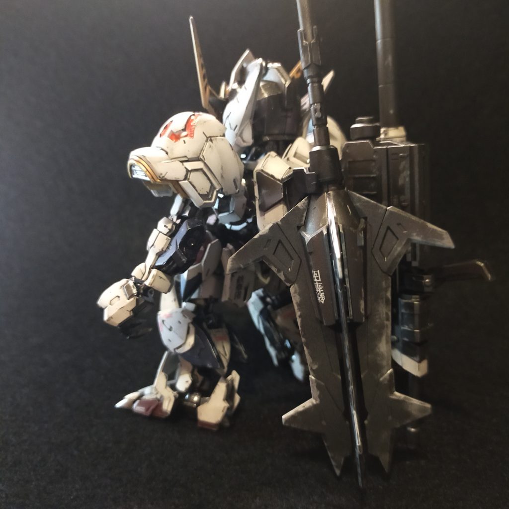 汚しはチッピングとホワイトのみウォッシングをし、やりすぎない事を意識しました。カメラアイは蛍光にしています。オレンジのクリアパーツは何もしなくてもブルーライトで光ったので、何もしてません。