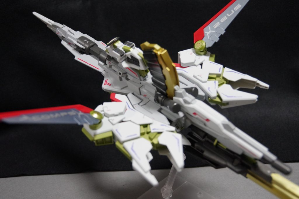 翼はアイスシルバー、砲身はラフゴールド、フレームは調色したグリーンゴールドに変更してます。他は、黒鉄色、デイアクティブホワイト、ディアクティブグレーで塗ってます。ディスティニーと同様、ZEUS、COMPSのデカール貼ってます。