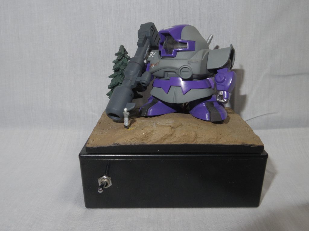 ベースと樹木は１／１４４の戦車？か何かのパーツ