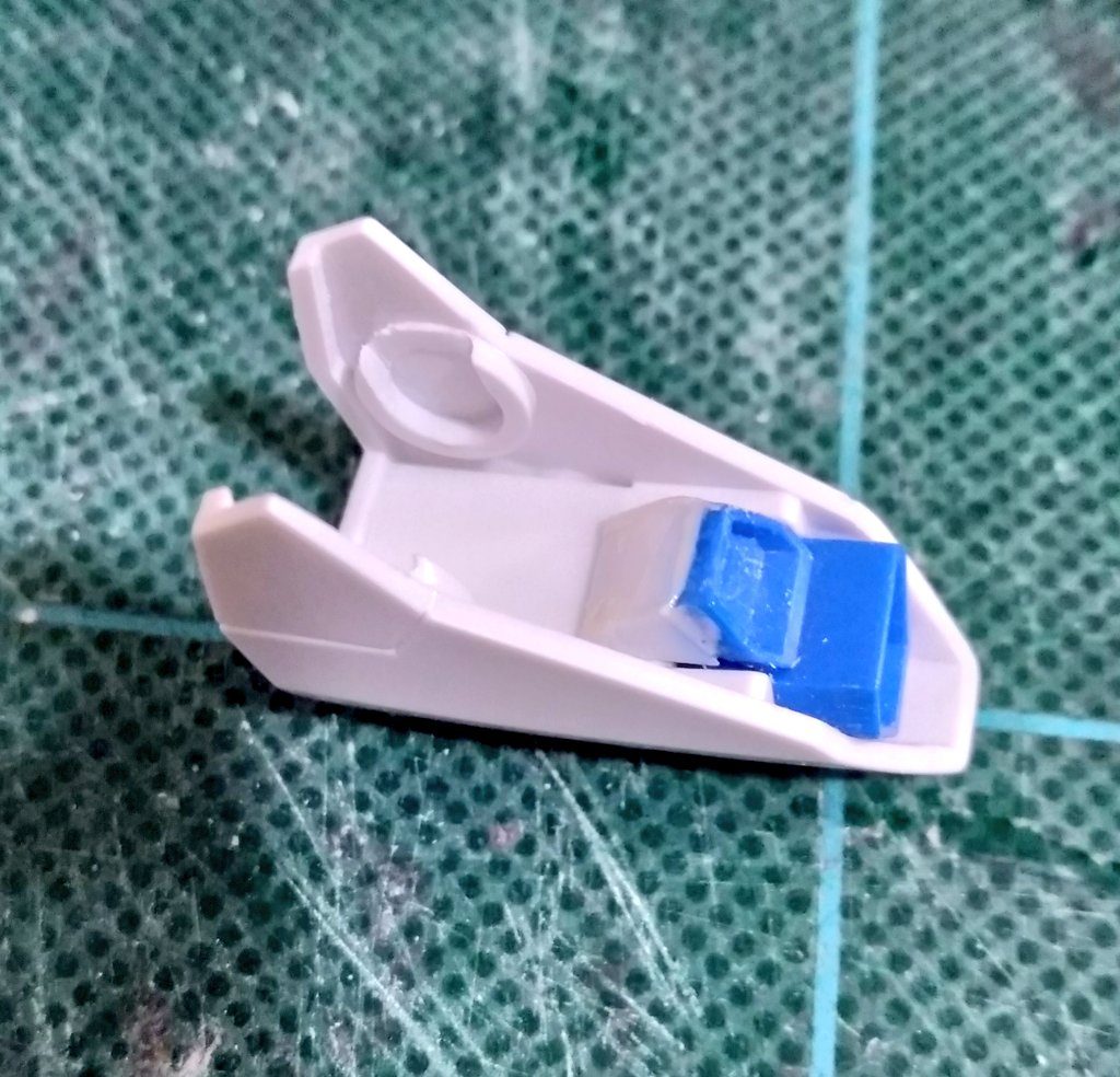 腕回りはほぼストレート、肩スラスターの補完と少し外にはみ出るようにして存在感が出るように