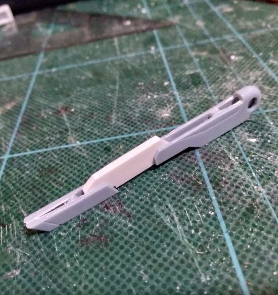 レールガンも短いので見た目重視で展開状態をイメージして工作、写真には写ってませんが後ろへスイングできるように取り付け基部を工作