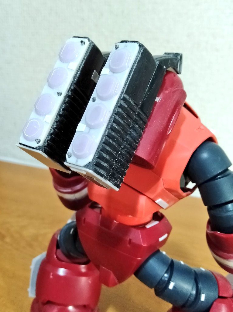 武装コンテナは100均髭剃りの柄先のアールがフィット、二段重ねにしてハッチを追加してそれらしく