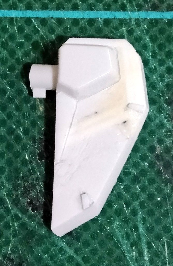 いろんな所を延長した結果、フロントアーマーが小さくなったのでバランス調整で上面と中間で延長