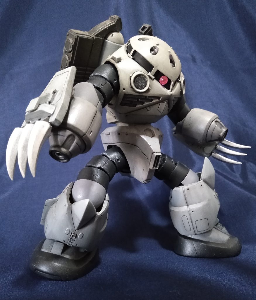 アイアンネイルをシールドに移設、余剰スペースで腕部ビームカノンを大口径化、各所に姿勢制御水流ノズルを追加して機動性強化が図られるなどし、ズゴックEに匹敵する性能と云われる