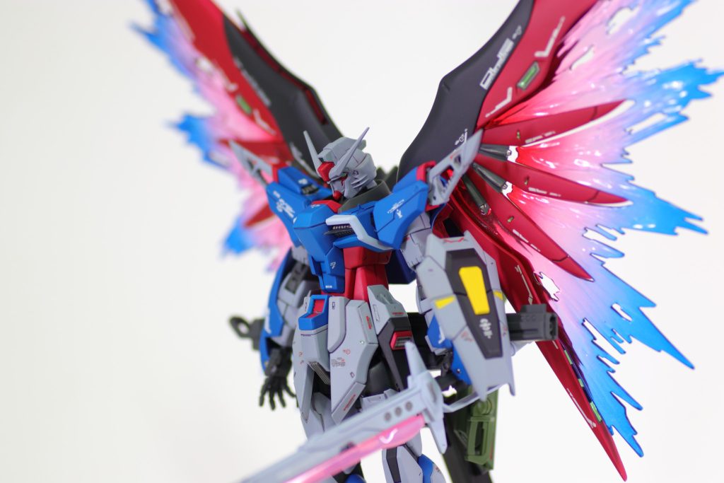 全身くまなく弄りました。プロポーション変更は胴体を3mm延長、二の腕部分を2mm延長の2点。脚は元々長めに見えていたのと最終的に目指すポージング的に延長せずに製作しました。デカールは辺境の家電量販店に眠っていたRGデスティニーのものを流用。ただ、シンがF.A.I.T.H所属時のデカールなので型式番号だったり、Spec2としては使えないものも多かった・・・。