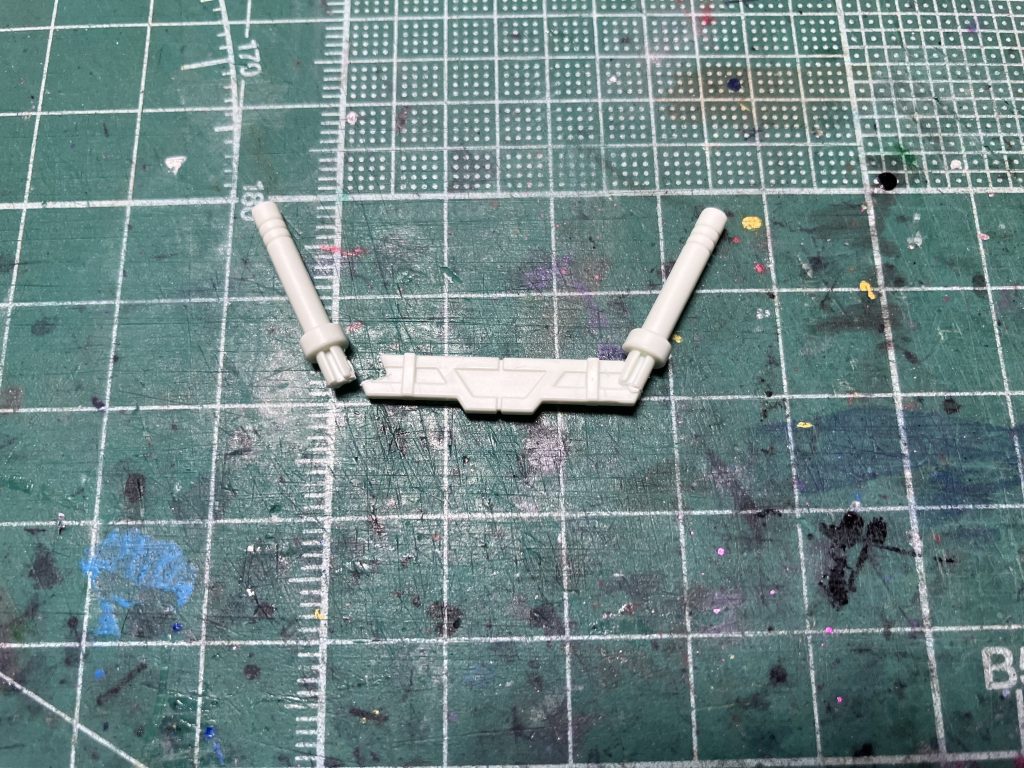 大部分はキットのままですが少々加工はしています。サーベルグリップは左右で繋がっているのでデザインナイフで発振部のあたりを切り取っています。