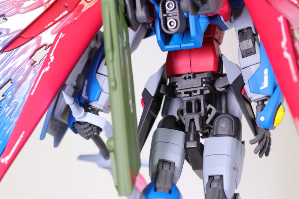 股関節の工作キットそのままでも例の決めポーズ再現のために工夫された構造になっていましたが、股関節軸を下へスライドするだけなのでどうしても無理をした感じに見えたので、HGマイティーの股関節パーツを移植しました。HGマイティーの股関節パーツは片足ずつ角度を決められるので今回の目標にはピッタリでした。ただ、強引にパーツをねじ込んだだけなので工作難易度は結構高めでした。