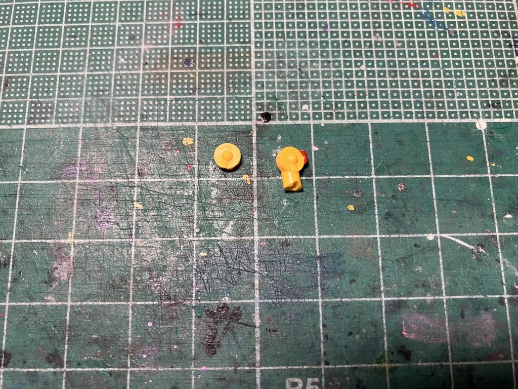 Twitterで見かけた手法でビーム・ライフルのスコープの黄色はランナーの色の変わり目の接続部分を切り出して接着しました。なおこの後左のパーツを速乾の流し込みプラセメントの瓶の中に落としてちょっと溶けてしまい、右のやつを加工してリトライするハメになりました...