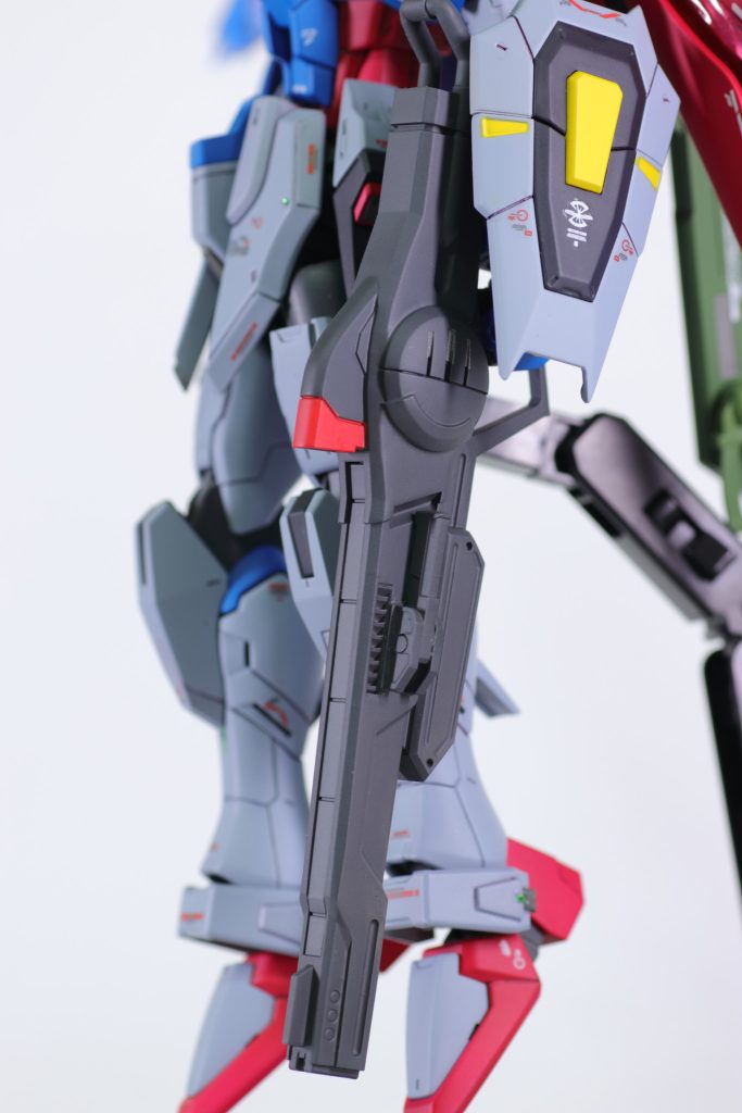 試製35式改レールガンSEEDFreedomのデスティニーといえば、フェムテク装甲対策に実弾兵器のレールガンを装備していますが、これをプラモでやろうとするとゲルググメナースかRGブラストインパルスを手に入れないとダメで、どっちもなかなか手に入りません・・・。なので、今回はデジタルでモデルデータを作成して3Dプリントすることで再現しました。レジンの塊なのでこれ自体が重くて腕が上がりません・・・。
