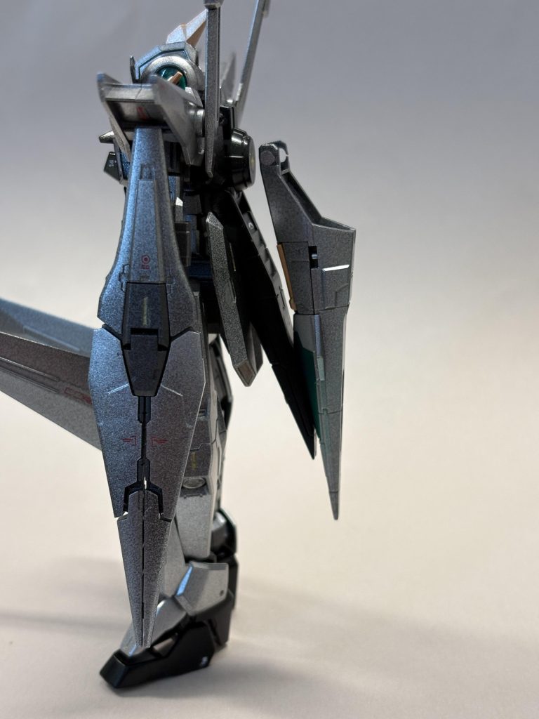 さらに下の背ビレ?にも磁石を、飛行形態先端部の緑のところにも磁石を仕込んでこの姿勢で保持できるようにしました。