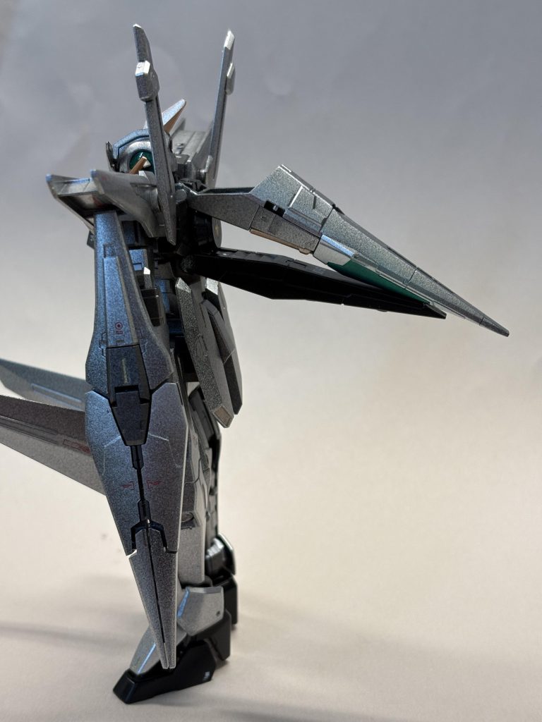 普通に作ると背中がこんな感じになります。あまりにも邪魔なので回転軸を切り飛ばしてネオジム磁石3φ*4個(本体側に2個・機首?側に2個)で軸の代わりをさせています。