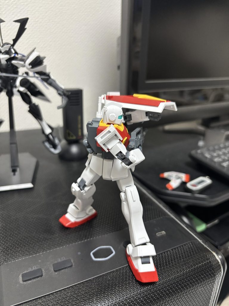 腰部はボールジョイントになっており頑張ればあの連邦の白い悪魔がやっていた射撃モーションもできます!個人的に初期の連邦VSジオンであの悪魔の後ろをとった時にザクで射抜かれた記憶がフラッシュバックしました(笑)