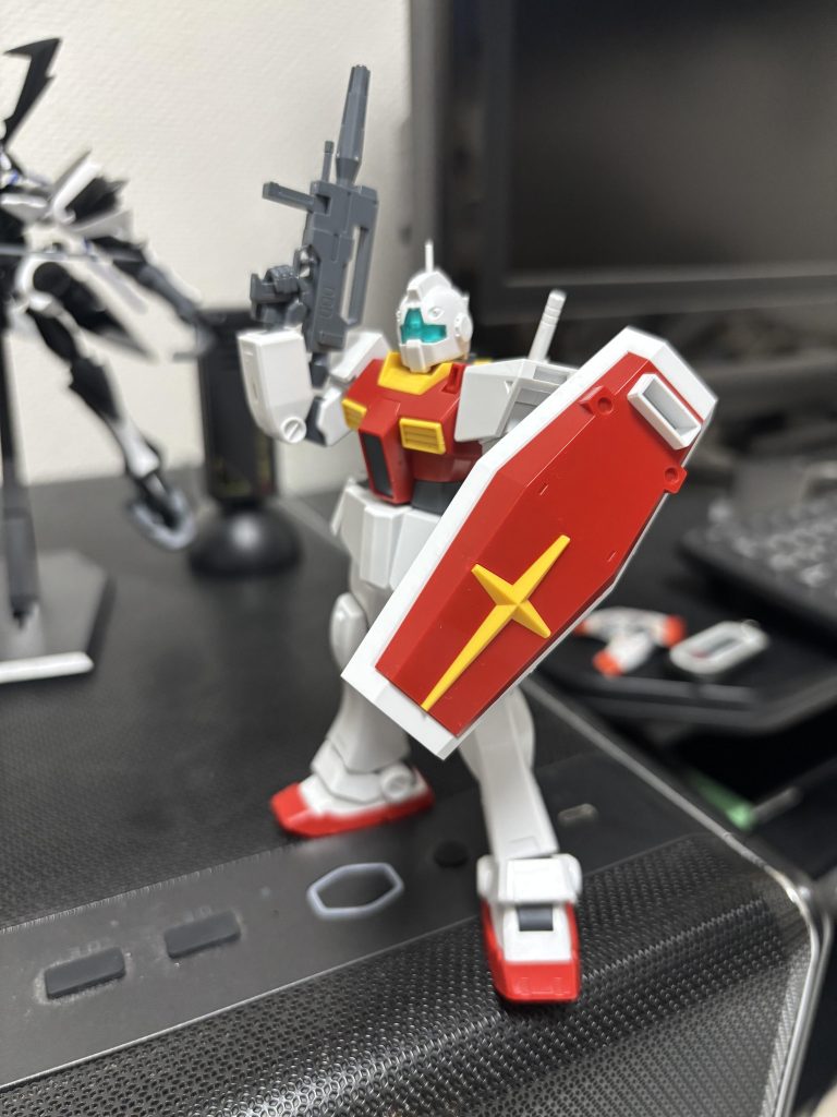 全体的にHGらしいプレーンさがジムには程よい感じに思えるので筋彫りの追加などはあまりしなくても良いけどエース機を作るとするならばやり甲斐のあるキットであると思い素材としてはかなりの良キットだと思います?あと腰や手首は個体差のせいかかなりポロリしたのでそこは気になりました。それではお付き合いくださったみなさま最後までご覧いただきありがとうございました。